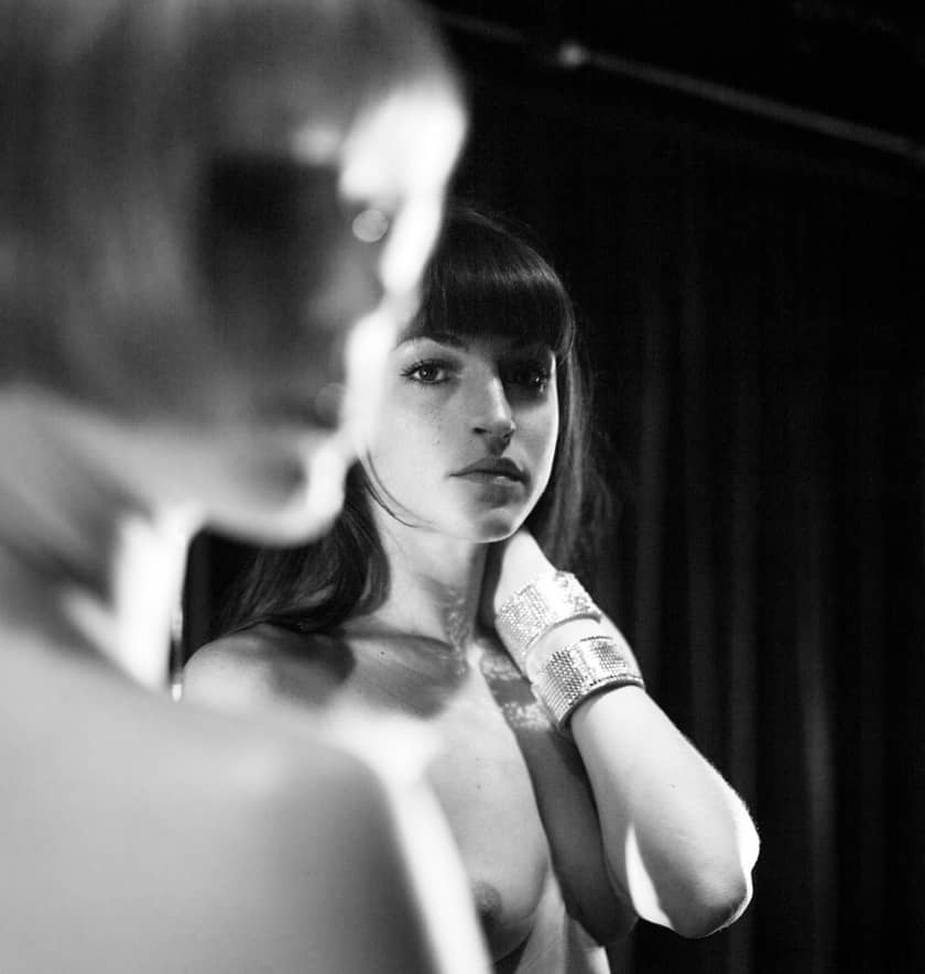 Danseuse Crazy Horse Lila Magnetic By Ricardo Tinelli