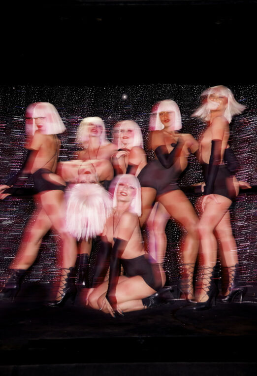 Troupe baby buns by Rémi Desclaux - diner spectacle Crazy Horse Paris